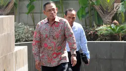 Plt Dirut PLN, Muhamad Ali (depan) dan Direktur Pengadaan Strategis 2 PLN, Supangkat Iwan Santoso tiba memenuhi panggilan penyidik KPK di Jakarta, Senin (27/5/2019). 2 pejabat PLN itu diperiksa sebagai saksi atas tersangka kasus dugaan suap proyek PLTU Riau-1 Sofyan Basir. (merdeka.com/Dwi narwoko)