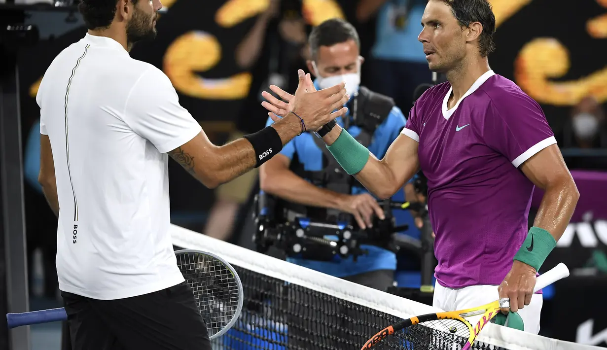Rafael Nadal (kanan) dari Spanyol diberi selamat oleh Matteo Berrettini dari Italia setelah pertandingan semifinal kejuaraan tenis Australia Terbuka di Melbourne, Australia, Jumat (28/1/2022). Rafael Nadal menang atas Matteo Berrettini dengan skor 6-3, 6-2, 3-6, 6-3. (AP Photo/Tertius Pickard)
