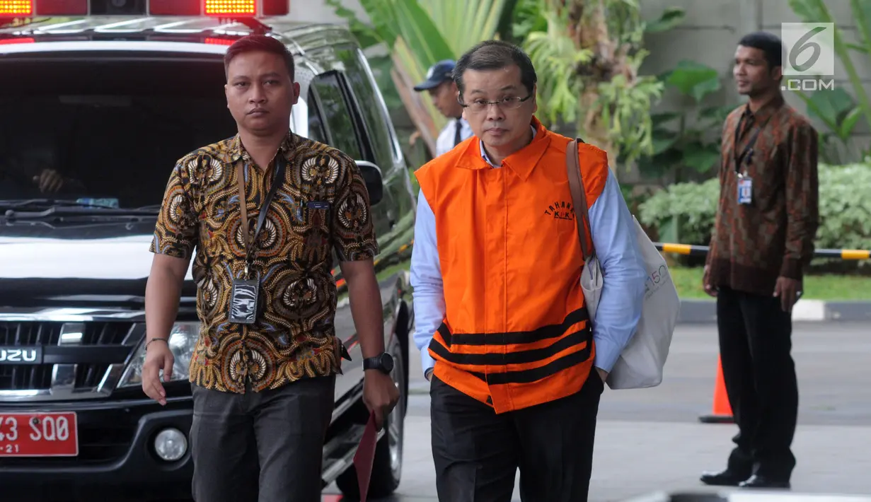 CEO PT Binasawit Abadi Pratama wilayah Kalteng, Willy Agung Adipradhana dikawal petugas akan menjalani pemeriksaan di gedung KPK, Jakarta, Jumat (21/12). Willy diperiksa terkait suap limbah sawit di Danau Sembuluh, Kalteng. (Merdeka.com/Dwi Narwoko)
