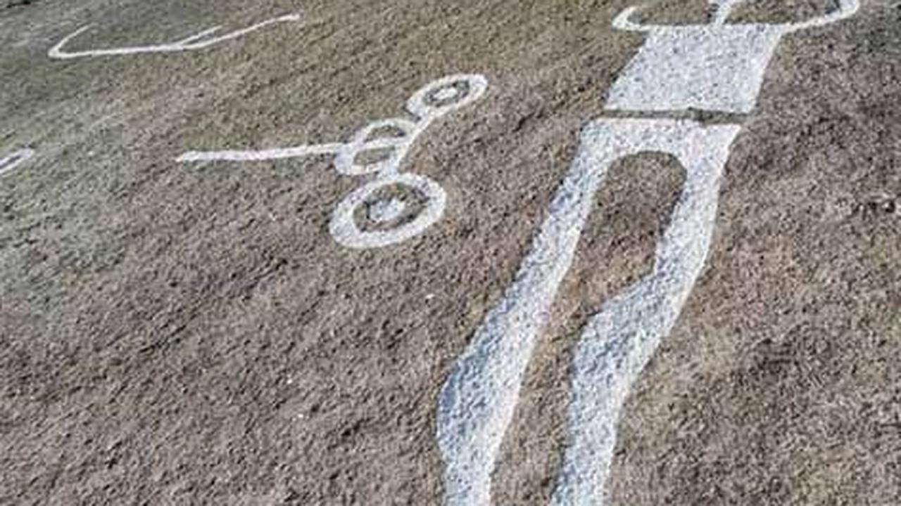 Panjang bebatuan yang terukir petroglif sekitar 15 meter. Ada beragam gambar yang diukir di atas batu, termasuk kapal sepanjang 2 meter dan sosok manusia dengan tinggi 1 meter.