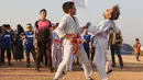 Mereka nampak mengenakan seragam Karate agar terlihat seperti pertandingan sesungguhnya yang digelar di Olimpiade Tokyo. (Foto:AFP/Omar Haj Kadour)