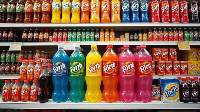 Ilustrasi minuman berpemanis dalam kemasan di minimarket. (Foto by AI)