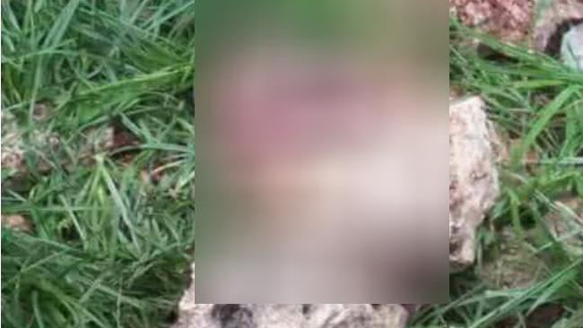 Jasad bayi perempuan tertindih batu karang. (Liputan6.com/ Ola Keda)