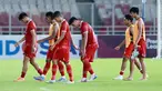 Pemain Timnas Indonesia U-20 tertunduk lesu setelah ditaklukkan Guatemala pada laga turnamen mini di Stadion Utama Gelora Bung Karno (SUGBK), Selasa (21/2/2023). Indonesia menyerah 0-1 dari Guatemala. (Bola.com/M Iqbal Ichsan)