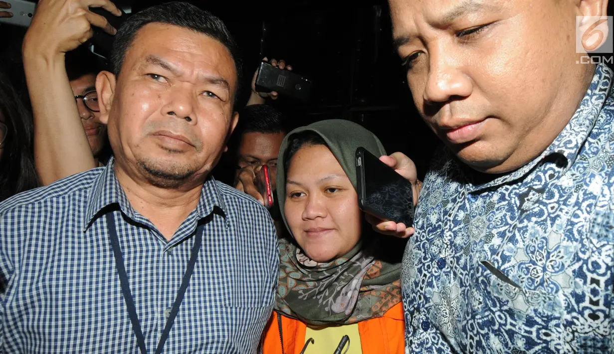 Bupati Bekasi Neneng Hassanah Yasin memakai rompi tahanan dikawal petugas usai menjalani pemeriksaan di gedung KPK, Jakarta, Selasa (16/10). Neneng Hasanah Yasin resmi ditahan 20 hari kedepan untuk mempermudah pemeriksaan. (merdeka.com/Dwi Narwoko)