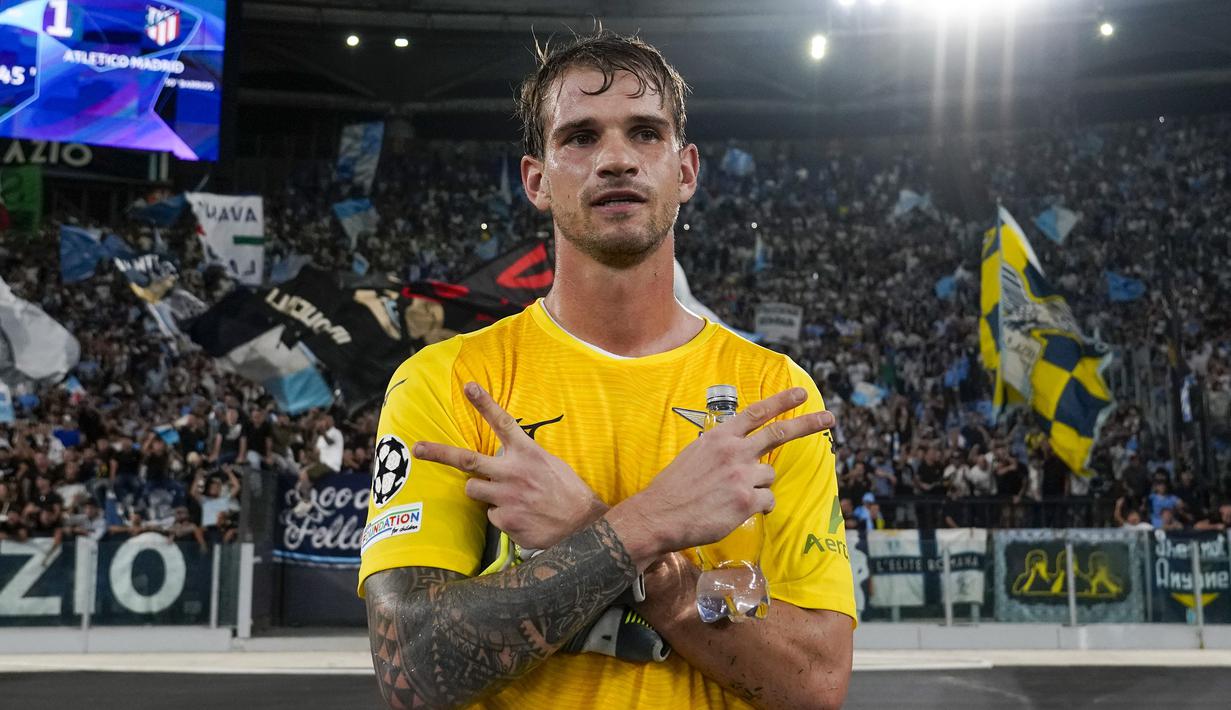 Kiper Lazio, Ivan Provedel berpose di akhir laga Grup E Liga Champions 2023/2024 melawan Atletico Madrid di Olympic Stadium, Roma, Italia, Rabu (20/09/2023) dini hari WIB. Provedel berhasil menjadi aktor penyelamat pada laga tersebut setelah mencetak gol melalui tandukannya pada menit ke-90+5. (AP Photo/Andrew Medichini)