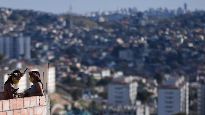 Anggota kelompok etnis Pataxo Hahahae mengenakan masker di Vila Vitoria favela di pinggiran Belo Horizonte, negara bagian Minas Gerais, Brasil, pada 8 Juli 2020 di tengah pandemi coronavirus novel COVID-19.  (AFP/Douglas Magno)