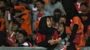 Dua suporter Persija Jakarta berkenalan saat mendukung timnya melawan Sriwijaya FC di Stadion Utama Gelora Bung Karno pada laga Torabika SC 2016, (24/6/2016).  (Bola.com/Nicklas Hanoatubun)