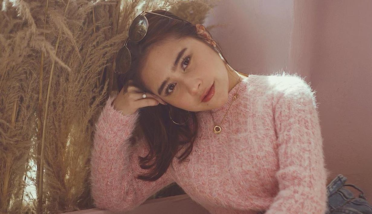 FOTO: Gaya Prilly Latuconsina Pakai Kacamata, Tampil Trendi - Page 1 - Hot Liputan6.com