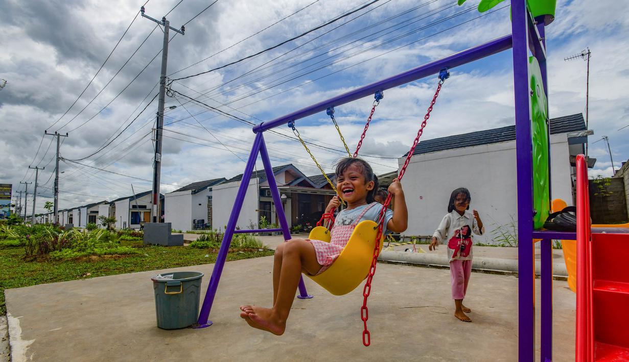 Angka tersebut menjadi yang tertinggi di antara bank-bank anggota Himpunan Bank Milik Negara. Tampak dalam foto, anak-anak bermain pada taman bermain pada Perumahan Subsidi Pondok Pengampelan Indah, Serang , Banten, Selasa (17/2/2026). (merdeka.com/Arie Basuki)