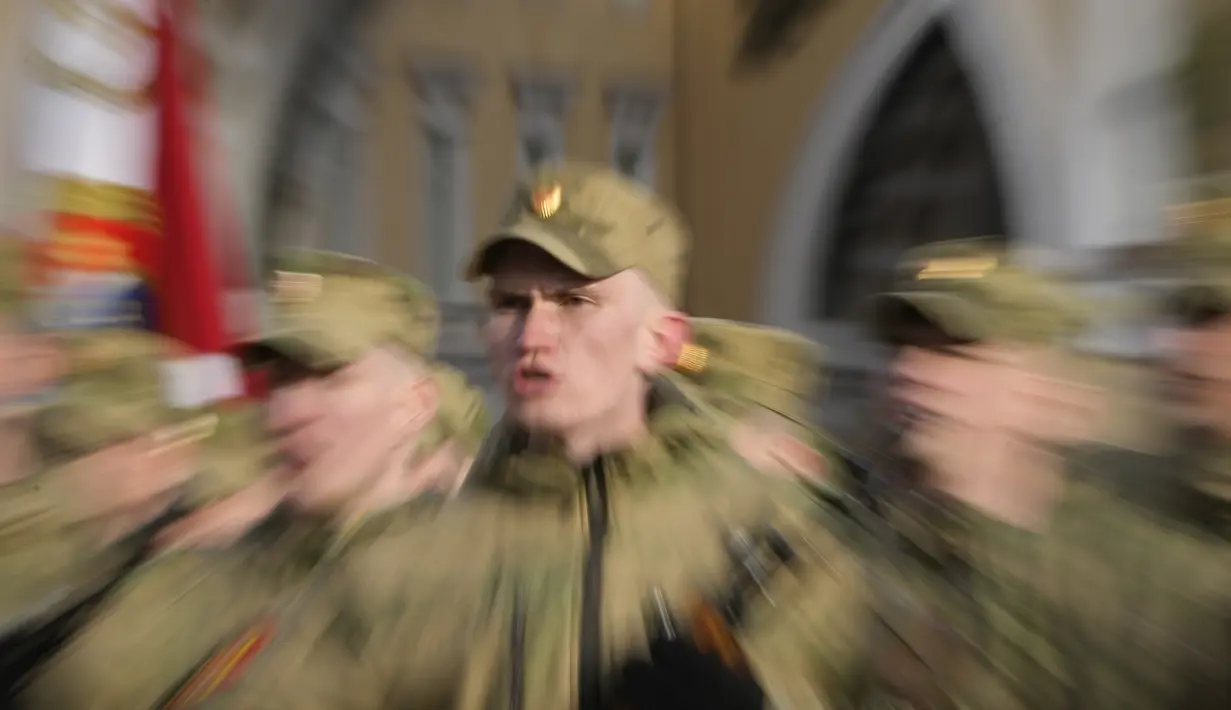 <p>Pasukan berbaris dan bernyanyi selama latihan untuk parade militer Hari Kemenangan Perang Dunia II di St. Petersburg, Rusia, Selasa (26/4/2022). Rusia memperingati 77 tahun kemenangan dalam Perang Dunia II dengan menggelar parade militer yang akan berlangsung di Lapangan Dvortsovaya (Istana) pada 9 Mei 2022 mendatang. (AP Photo/Dmitri Lovetsky)</p>