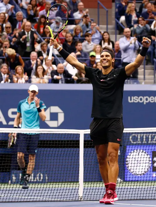Petenis Spanyol, Rafael Nadal berselebrasi setelah mengalahkan petenis Afrika Selatan, Kevin Anderson pada final AS Terbuka 2017, Minggu (10/9). Nadal nyaris tidak memberi kesempatan pada  Anderson untuk mengembangkan permainan. (AP Photo/Peter Morgan)