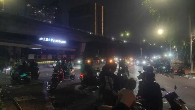 Massa Masih Berkerumun di Slipi-Petamburan hingga Dini Hari