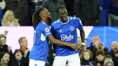 <p>Gelandang Everton, Alex Iwobi (kiri) berselebrasi dengan rekan setimnya Amadou Onana setelah mencetak gol ke gawang Manchester United pada pertandingan lanjutan Liga Inggris di Goodison Park, di Liverpool, Inggris, Senin (10/10/2022). Manchester United menang tipis atas Everton 2-1. (AP Photo/Jon Super)</p>