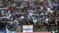 Aksi Brajamusti saat mendukung PSIM di Stadion Sultan Agung, Bantul. (Bola.com/Vincentius Atmaja)
