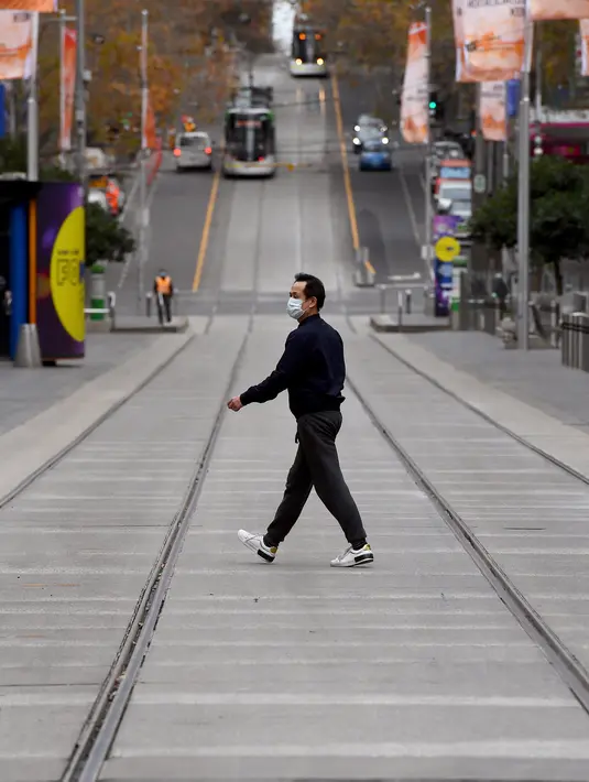 Seorang pria melintasi Bourke Street Mall yang biasanya sibuk di Melbourne ketika penduduk kota kembali menjalani lockdown selama 7 hari, Jumat (28/5/2021). Melbourne kembali menerapkan lockdown untuk keempat kalinya setelah wabah COVID-19 menyebar cepat di wilayah tersebut. (William WEST/AFP)