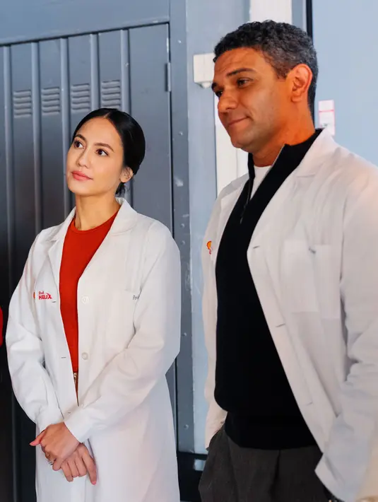 Rambutnya ditata low updo yang sleek dengan riasan minimalis yang natural [@pevpearce]