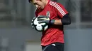 Kiper Jepang, Keysuke Osako menangkap bola saat mengikuti sesi latihan di Belo Horizonte, Brasil (23/6/2019). Jepang masih memiliki asa lolos ke 8 besar Copa America setelah bermain imbang 2-2 atas  Uruguay. (AFP Photo/Douglas Magno)