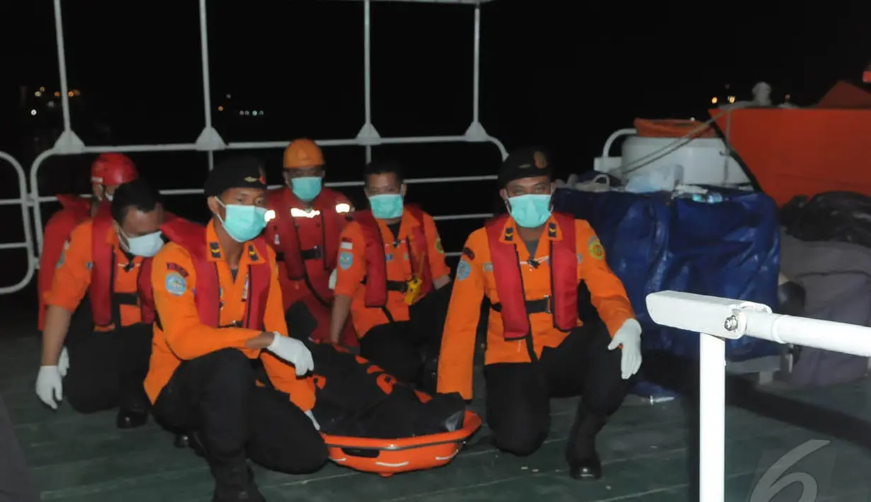 Tim SAR mengevakuasi  satu jenazah korban pesawat AirAsia QZ8501 di Pelabuhan Kumai, Kotawaringin Barat, Kalteng, Rabu (7/1/2015). (Liputan6.com/Herman Zakharia)
