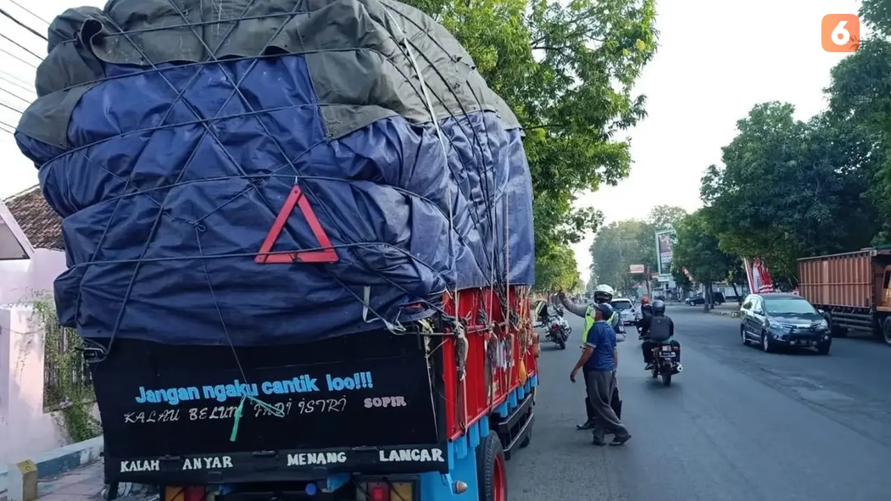 Satlantas Polres Situbondo tertibkan kendaraan ODOL yang melintas jalan raya Situbondo. (Hermawan Arifianto/Liputan6.com)