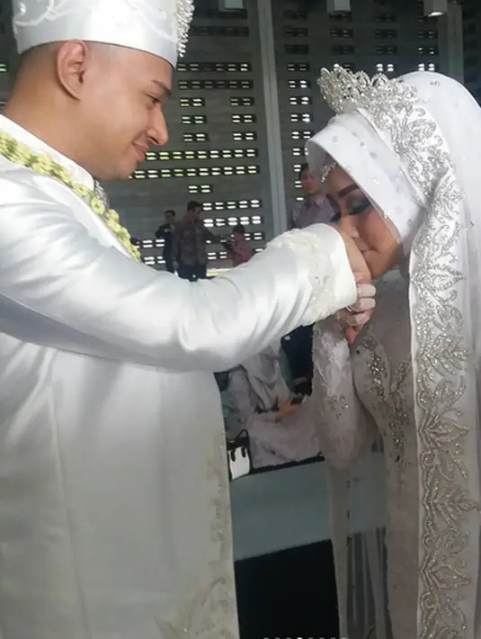 Acara dimulai sekitar pukul 13.00 WIB. Dihadiri oleh dua keluarga pengantin. Penyanyi yang pernah menjalin kasih dengan cucu pedangdut Elvy Sukaesih itu tak bisa menyembunyikan rasa gugupnya ketika mengucapkan ijab kabul. (Instagram/wahyu_cdm93)