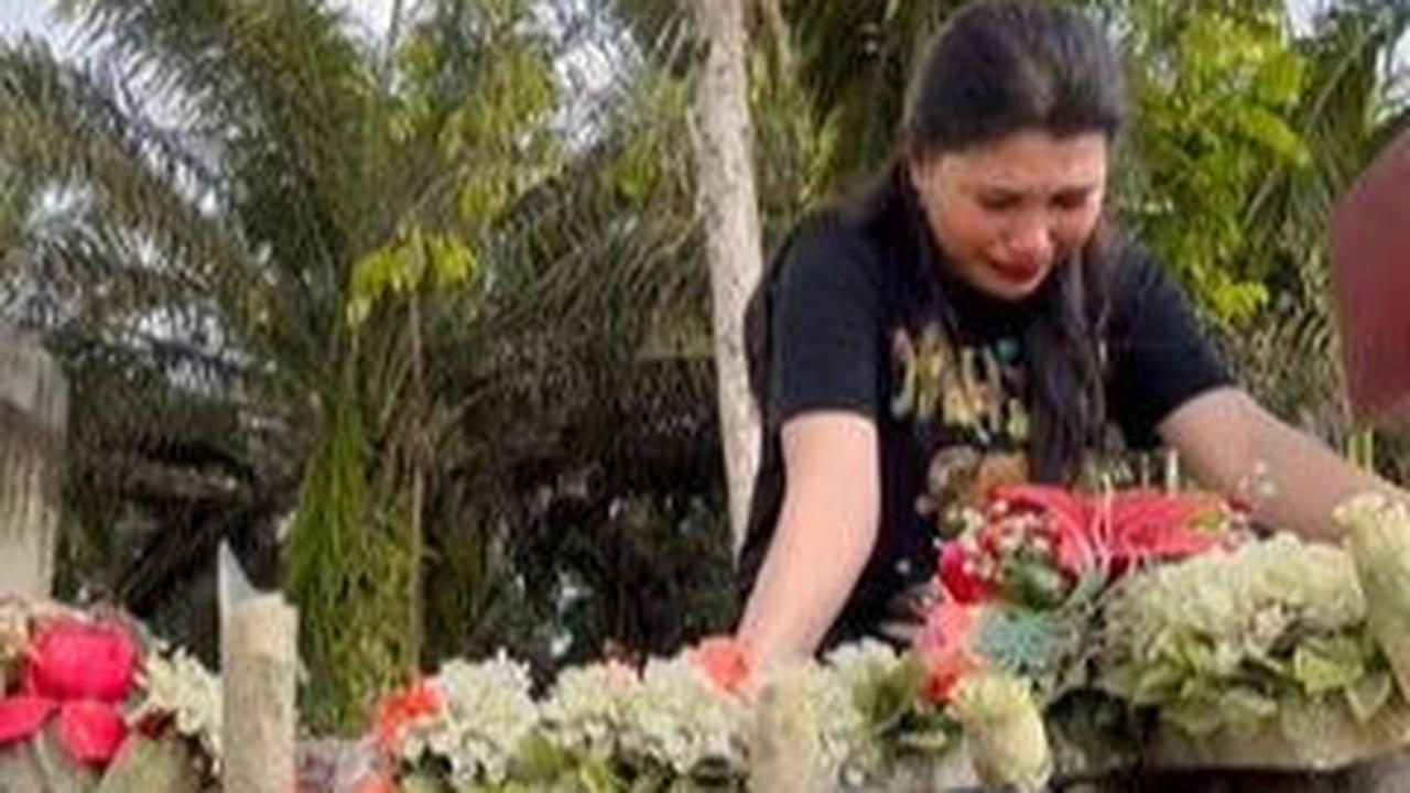 "Ketahuilah sayang, walaupun dari jauh aku disini selalu merindukanmu. Doaku selalu bersamamu. Dan aku percaya kau selalu bersamaku," tulis Vera.