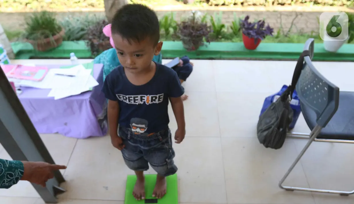 Seorang anak menimbang badan saat Bulan Imunisasi Anak Nasional di RPTRA Pola Idaman, Pondok Labu, Jakarta Selatan, Senin (1/8/2022). Sebanyak 76 anak mengikuti bulan imunisasi anak nasional pemberian imunisasi tambahan Campak-Rubela dan pemberian imunisasi pada anak yang belum mendapatkan imunisasi lengkap. (Liputan6.com/Herman Zakharia)