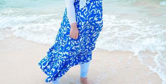 Dress penuh motif warna cerah seperti Tasyi Athasyia, jadi pilihan menarik untuk OOTD ke pantai.