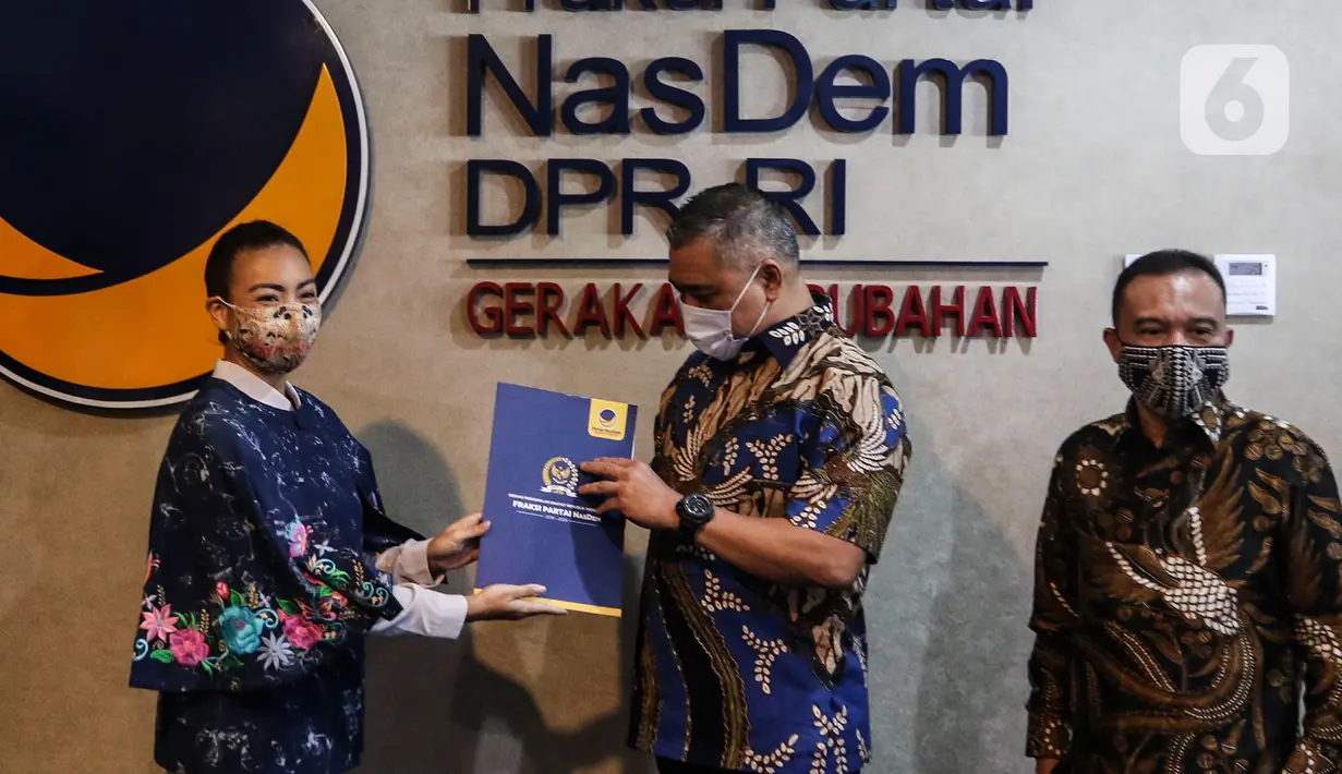 Wakil Ketua Umum DPP Partai NasDem Ahmad Ali (kedua kanan) menyerahkan surat rekomendasi Pilkada kepada Calon Wakil Walikota Tangsel dari Partai Gerindra Rahayu Saraswati Djojohadikusumo (ketiga kiri)  di Kompleks Parlemen Senayan, Jakarta. Rabu (29/7/2020). (Liputan6.com/Johan Tallo)