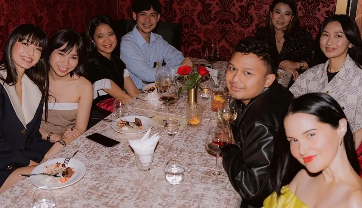 Tampil memesona dalam balutan navy dan membiarkan rambut panjangnya terurai, Raline mengucapkan rasa syukur pertambahan umurnya bisa dirayakan bersama orang terkasih. Senyum ceria merekah dari wajah wanita kelahiran 1985 tersebut. (Liputan6.com/IG/@ralineshah)