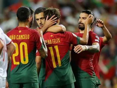 Para pemain Portugal merayakan gol Joao Felix ke gawang Luksemburg pada pertandingan sepak bola Grup J Kualifikasi Euro 2024 di Stadion Algarve, luar Faro, Portugal, Senin (11/9/2023). Portugal menang 9-0 atas Luksemburg. (AP Photo/Joao Matos)