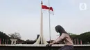 Warga berolahraga sore di kawasan Taman Mini Indonesia Indah, Jakarta, Minggu (22/8/2021). TMII kembali dibuka mulai 06.00-18.00 WIB namun terbatas hanya untuk kegiatan berolahraga outdoor atau luar ruangan dan dengan syarat menunjukkan sertifikat vaksinasi covid-19. (Liputan6.com/Herman Zakharia)