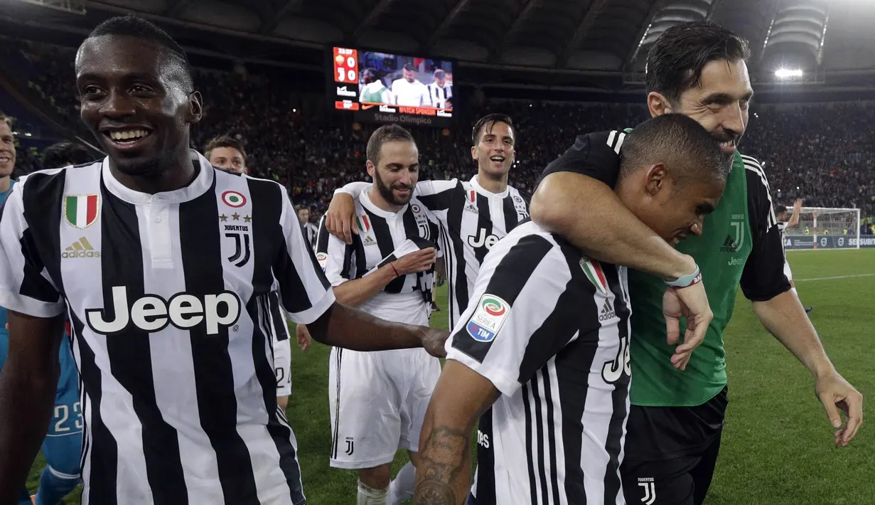 Para pemain Juventus melakukan selebrasi usai memastikan gelar scudetto setelah bermain imbang dengan AS Roma pada laga Serie A di Stadion Olimpico, Senin (14/5/2018). AS Roma imbangi Juventus dengan skor 0-0. (AP/Gregorio Borgia)