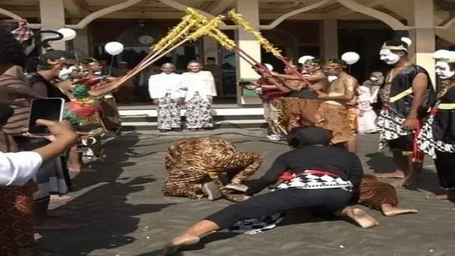 Pernikahan Pria Sidoarjo Dengan Wanita Australia Diarak Keliling Kampung Viral