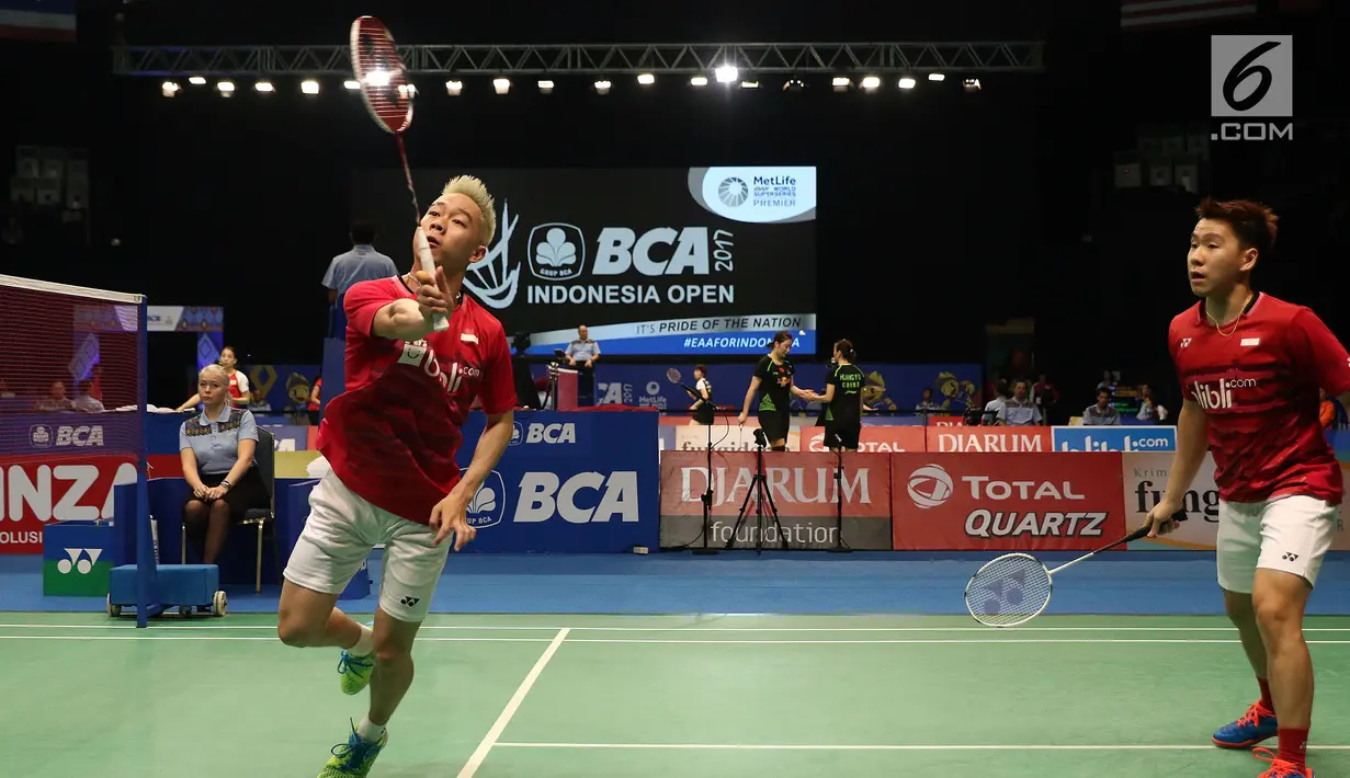 Ganda Putra Indonesia, Kevin Sanjaya Sukamuljo/Markus Gideon mengembalikan kok ke Kim Astrup/Anders S Rasmussen (Denmark) di Babak 32 Besar Indonesia Open 2017 di Jakarta, Rabu (14/6). Kevin/Markus kal;ah 16-21, 16-21. (Liputan6.com/Helmi Fithriansyah)