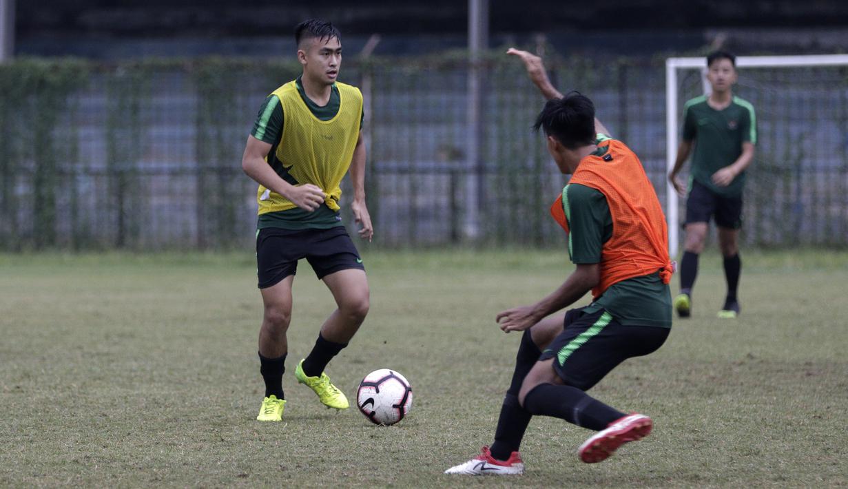 Pemain Timnas Indonesia U-19, Khairul Zakiri, menggiring bola saat latihan di Stadion Padjadjaran, Bogor, Kamis (26/9). Latihan ini merupakan persiapan jelang kualifikasi Piala Asia 2020. (Bola.com/Yoppy Renato)