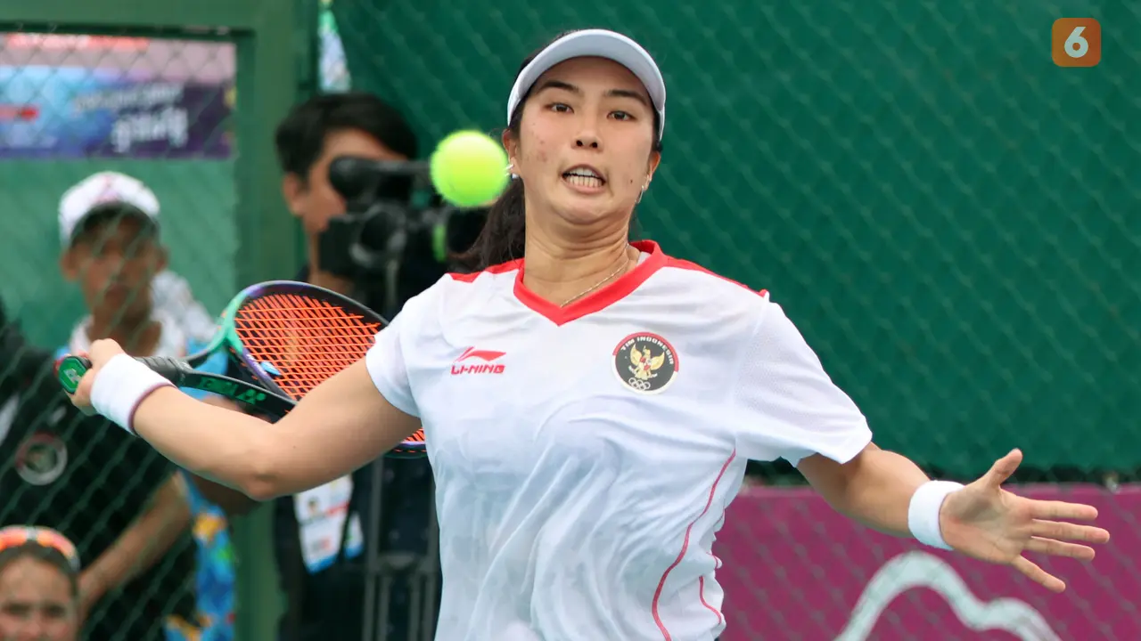Foto: Aksi Aldila Pimpin Tim Tenis Beregu Putri Indonesia Rebut Emas SEA Games 2023, Comback Manis setelah Tertinggal di Partai Pertama