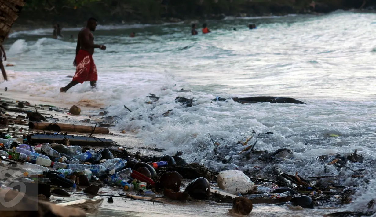 Warga bersiap berenang di pantai Pasir Putih, Manokwari, Papua Barat, Senin (15/8/2016). Tampak, sisa botol berserakan di pantai, kondisi ini bisa mengurangi daya tarik wisatawan menikmati keindahan alam Papua Barat. (Liputan6.com/Helmi Fithriansyah)