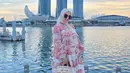 Syahrini tampil chic pakai dress bernuansa merah muda yang ia padukan mengenakan hijab cokelat muda polos, sunglasses, dan tas Hermesnya. [Foto: Instagram/princessyahrini]
