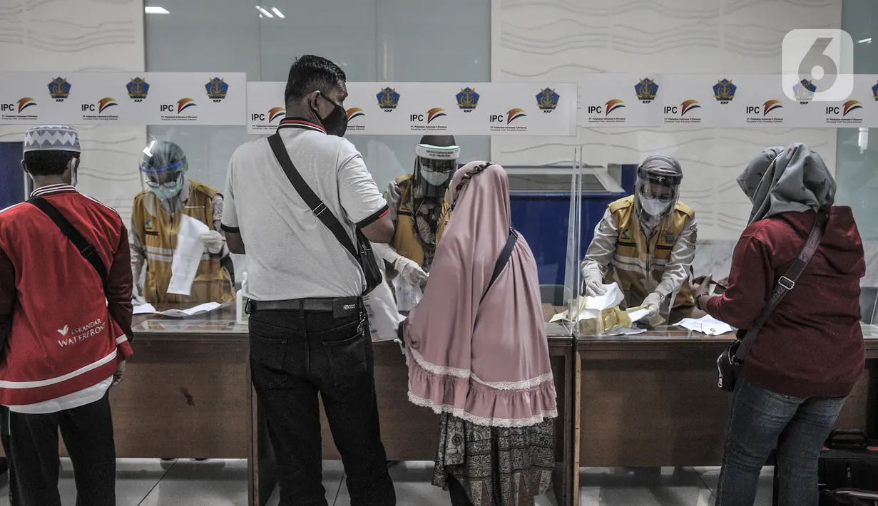Penumpang KM Dorolonda menyerahkan surat hasil rapid test saat tiba di Pelabuhan Tanjung Priok, Jakarta, Selasa (22/12/2020). ).(merdeka.com/Iqbal S. Nugroho)