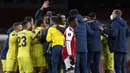 Reaksi kecewa striker Arsenal, Eddie Nketiah di depan para pemain Villarreal yang merayakan kemenangan pada laga leg kedua babak semifinal Liga Europa 2020/2021 di Emirates Stadium, London (6/5/2021). Arsenal kembali lolos ke babak semifinal Liga Europa pada musim 2020/2021 menghadapi Villarreal. Pada leg pertama Arsenal takluk 1-2 di kandang Villarreal (29/4/2021) dan pada leg kedua Arsenal hanya mampu bermain imbang 0-0 dan gagal maju ke partai final. (AFP/Adrian Dennis)