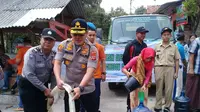 Jajaran Polres Cirebon Kota menyalurkan bantuan air bersih ke sejumlah wilayah yang kekeringan. Foto (Liputan6.com / Panji Prayitno)