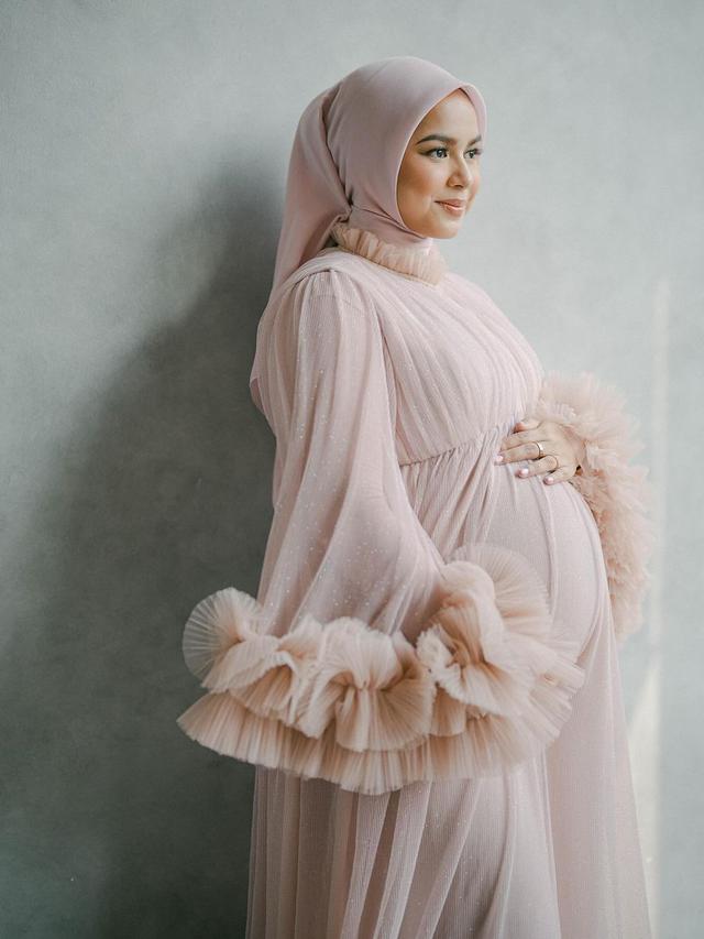 6 Potret Maternity Shoot Istri Megantara, Menawan dengan Baby Bump Besar