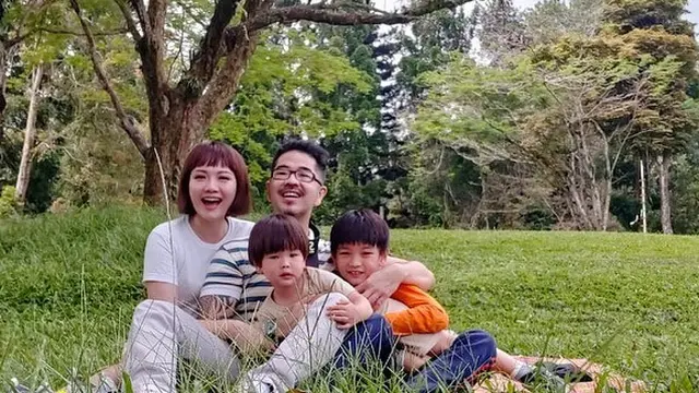 Jalani 15 Tahun Pernikahan, Ini 7 Potret Mesra Alena Wu Bersama Suami