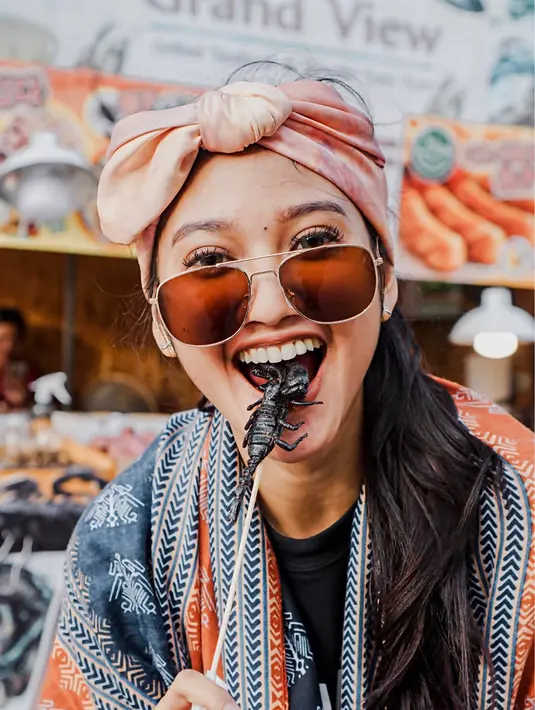 Dalam momen liburannya, Claresta pun kerap singgah di berbagai tempat yang unik. Salah satunya mampir ke penjual cemilan dari serangga-serangga yang tidak lazim untuk dimakan di Indonesia. Liputan6.com/IG/@clarestaufan)