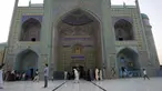Warga mengunjungi Hazrat-e-Ali atau Masjid Biru di Mazar-e-Sharif, Afghanistan, Rabu (7/7/2021). Masjid Biru adalah ikon bangunan megah di Afghanistan. (AP Photo/Rahmat Gul)