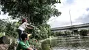 Seorang anak memancing di waduk kawasan Sungai Bambu, Tanjung Priok, Jakarta, Minggu (17/1/2021). Waduk buatan yang tepat berada di bawah Jalan Tol Pelabuhan tersebut menjadi wisata alternatif menghabiskan akhir pekan tanpa mengeluarkan biaya atau gratis. (merdeka.com/Iqbal S. Nugroho)