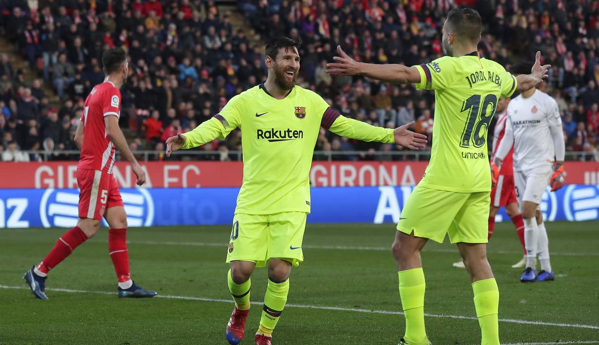 Striker Barcelona, Lionel Messi, melakukan selebrasi usai mencetak gol ke gawang Girona pada laga La Liga di Stadion Montilivi, Minggu (27/1). Barcelona menang 2-0 atas Girona. (AP/Manu Fernandez)