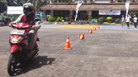 PT Total Oil Indonesia (TOI) menggelar acara [safety riding ](2284923 "")clinic kepada siswa SMA Marsudiri, Bekasi, Rabu (4/5/2016).