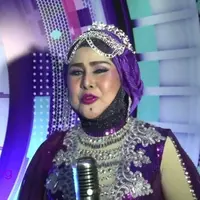 Tetap eksis di industri musik dangdut Indonesia,  Elvy Sukaesih mendapatkan penghargaan Lifetime Achievement Award di SCTV Music Awards 2016.